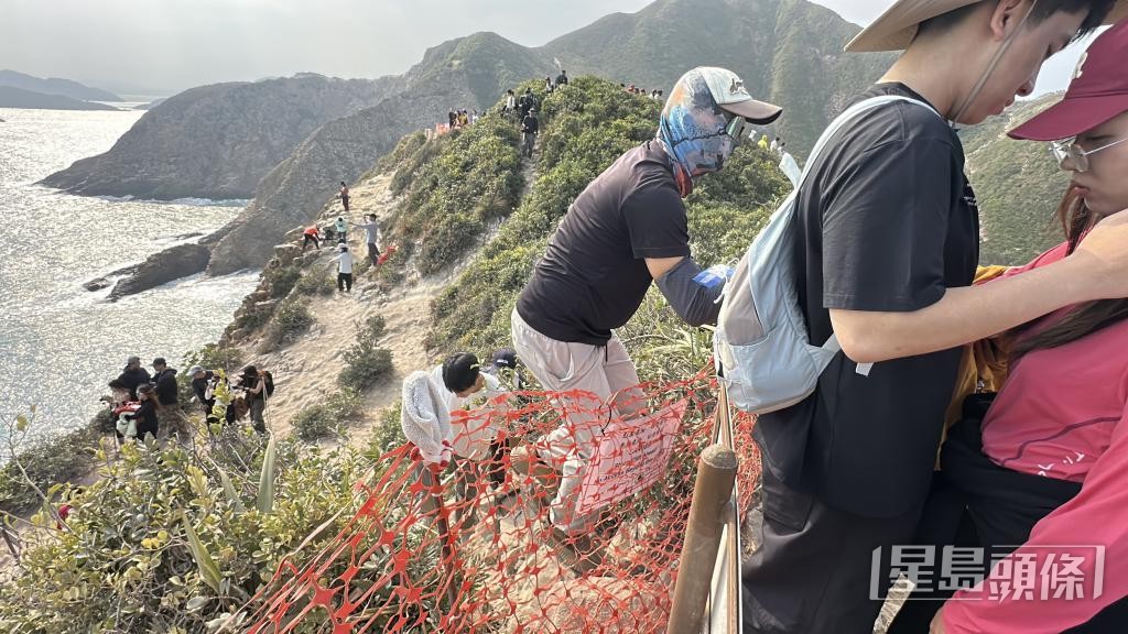 渔护署于现场设置「悬崖危险，切勿前进」警告牌。