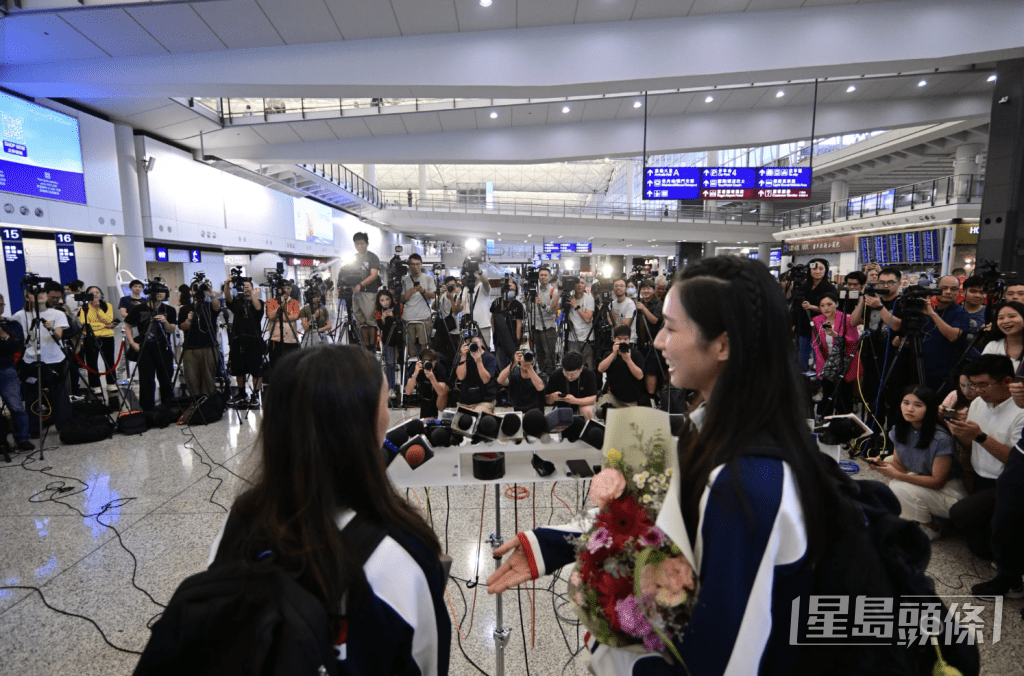 巴黎奧運凱旋回港的江旻憓在機場接受傳媒訪問。陳極彰攝