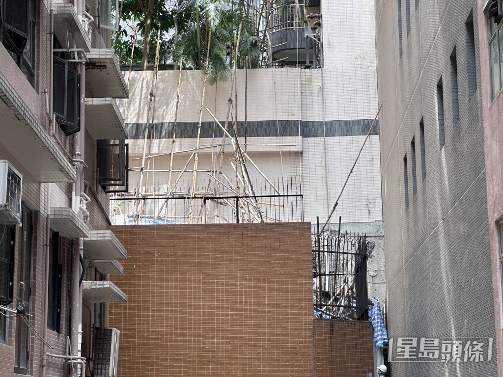 燕貽大廈塌棚架。 燕貽大廈塌棚架。