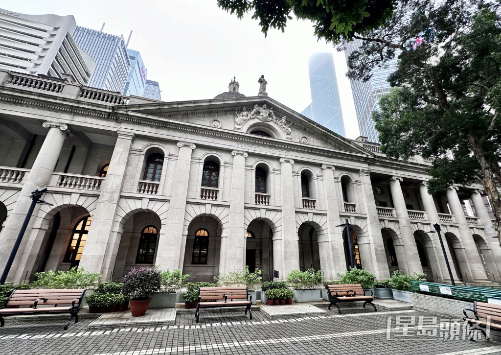 針對立法會能否引用《特權法》監督政府，譚耀宗表示使用時需謹慎。