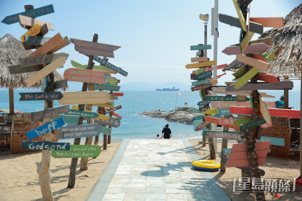 阿卡那拉海灘 上的打卡路牌