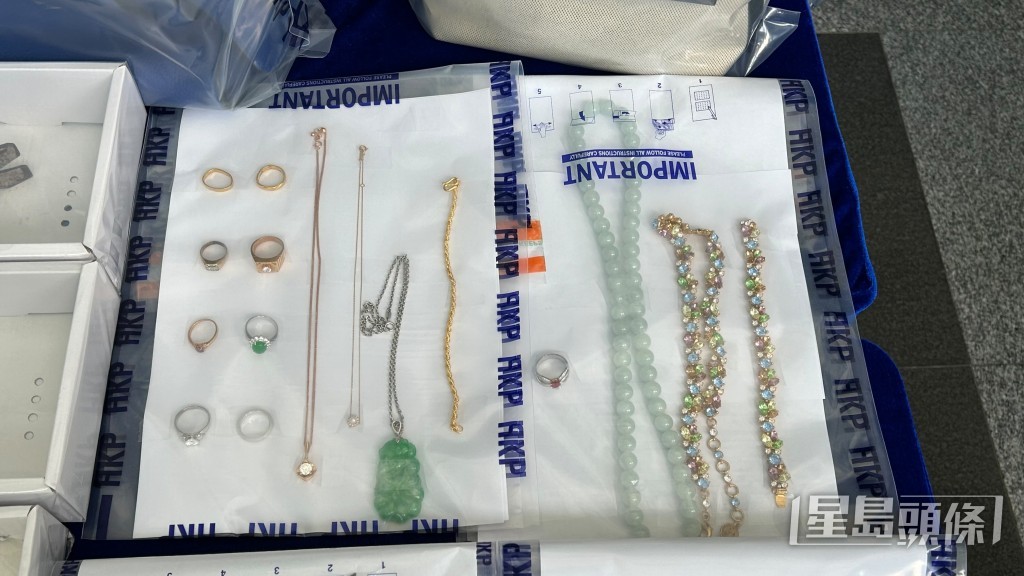 警方起回一批贓物,包括首飾金器等。 警方起回一批贓物,包括首飾金器等。