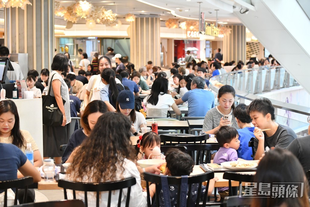 截至假期最後一日已錄得逾128萬訪港旅客人次。