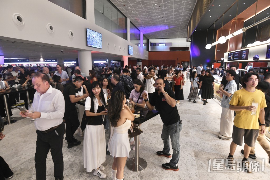 酒吧可容納逾一千人，並融合體育賽事、音樂、美食和美酒元素，可滿足各種需要。