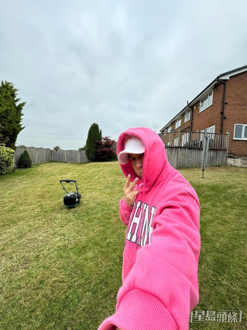 林子博定時在後園剷草。