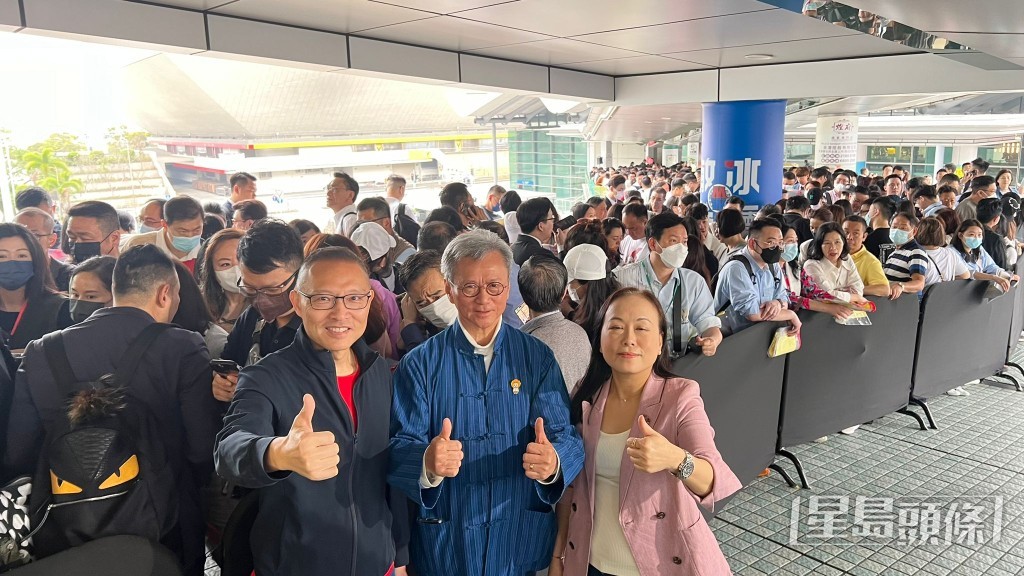 長實執行董事趙國雄(中)表示,近期市場利好因素居多,預料期後加推單位將有加幅,整個項目最終可以錄得「微利」。 長實執行董事趙國雄(中)表示,近期市場利好因素居多,預料期後加推單位將有加幅,整個項目最終可以錄得「微利」。
