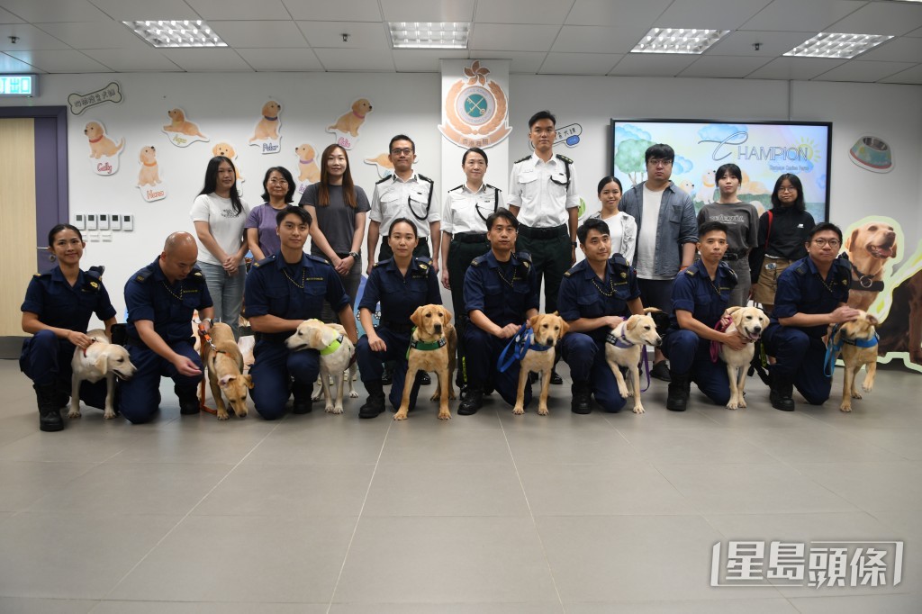 8隻搜查犬BB與命名大賽得獎者合照。林思明攝 8隻搜查犬BB與命名大賽得獎者合照。林思明攝