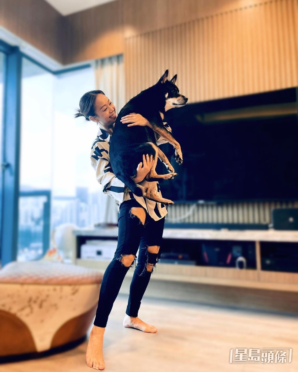 黃心穎唱完Live後抱着愛犬在家中合照。