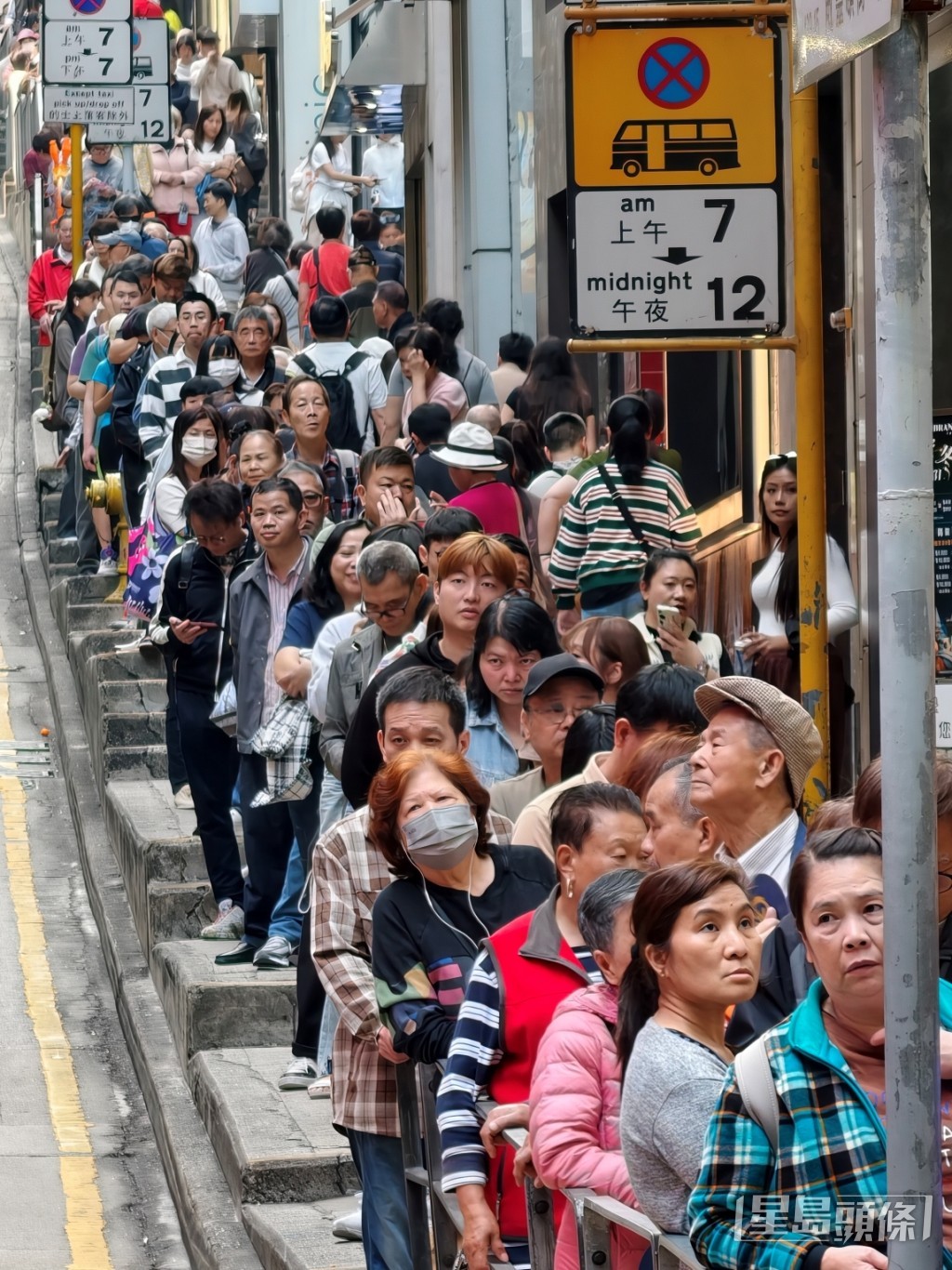 排隊人數估計近千,逼滿整條行人路,場面墟冚。 排隊人數估計近千,逼滿整條行人路,場面墟冚。