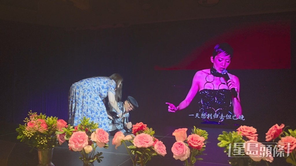 梅啟明臨時起意將梅媽追思會改為「永遠懷念梅艷芳」追思會,在現場崩潰跪地。 梅啟明臨時起意將梅媽追思會改為「永遠懷念梅艷芳」追思會,在現場崩潰跪地。