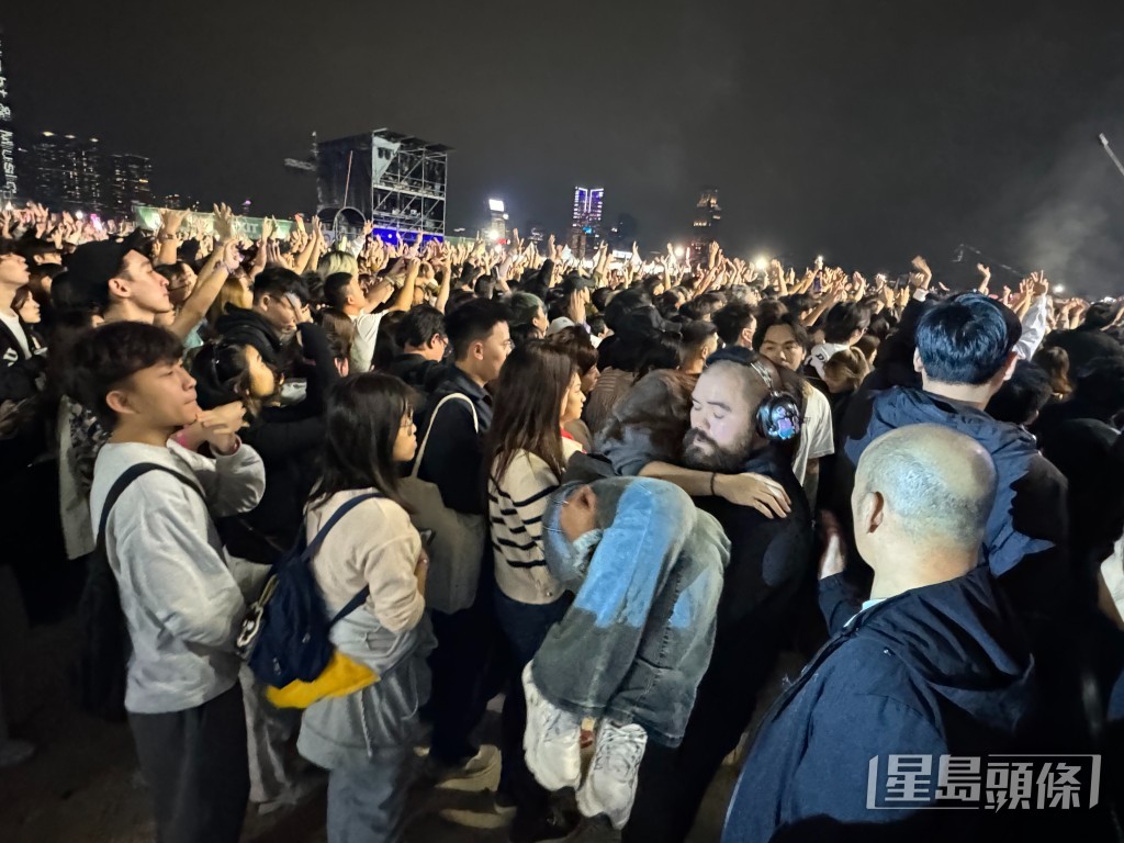 可能因为大风关系加上体力不支，先后有一男一女歌迷要工作人员抬离舞台前位置送到急救站。
