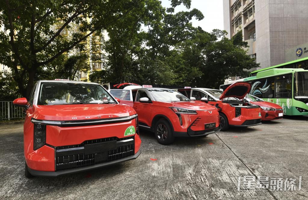 政府推出電動的士資助計劃,資助的士車主購買電動的士。 政府推出電動的士資助計劃,資助的士車主購買電動的士。