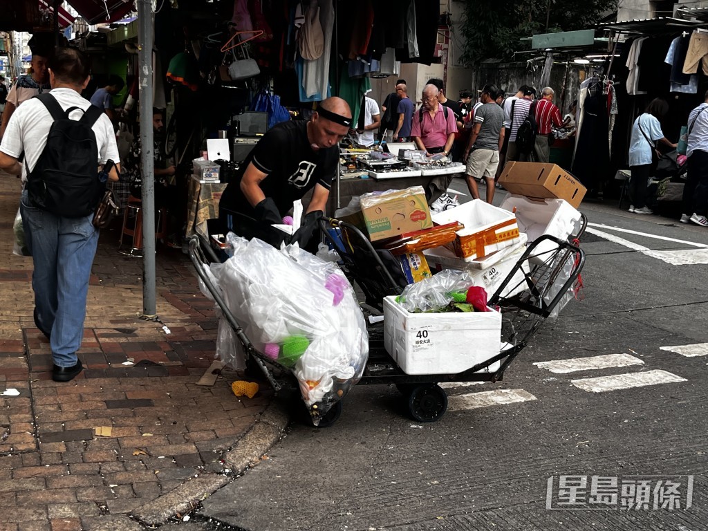 有人在北河街市外處理丟棄的垃圾及發泡膠箱。 有人在北河街市外處理丟棄的垃圾及發泡膠箱。