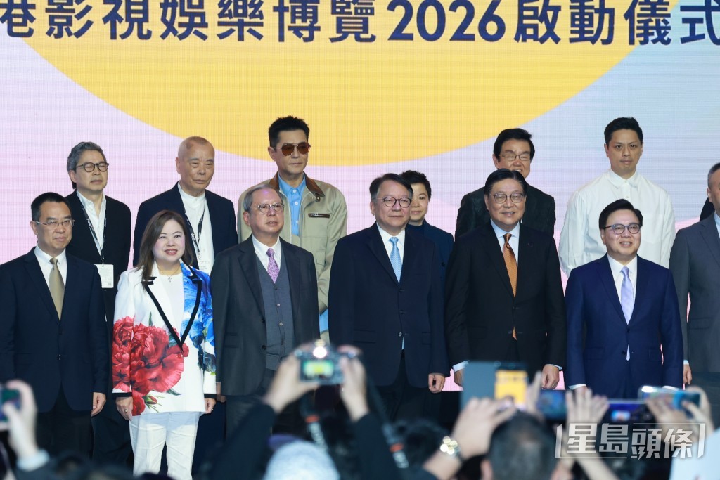 古天乐(后左3)低调支持。