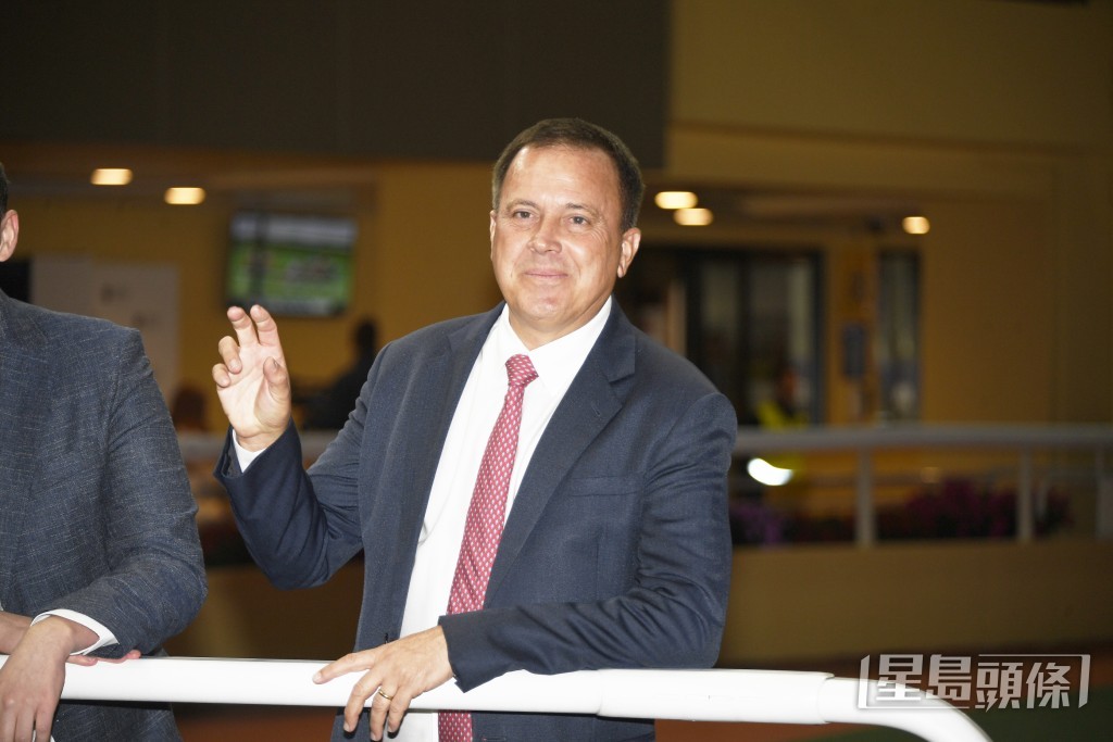 方嘉柏今朝一齊金睛火眼吼實四駒出試，鏡頭矚目不已。