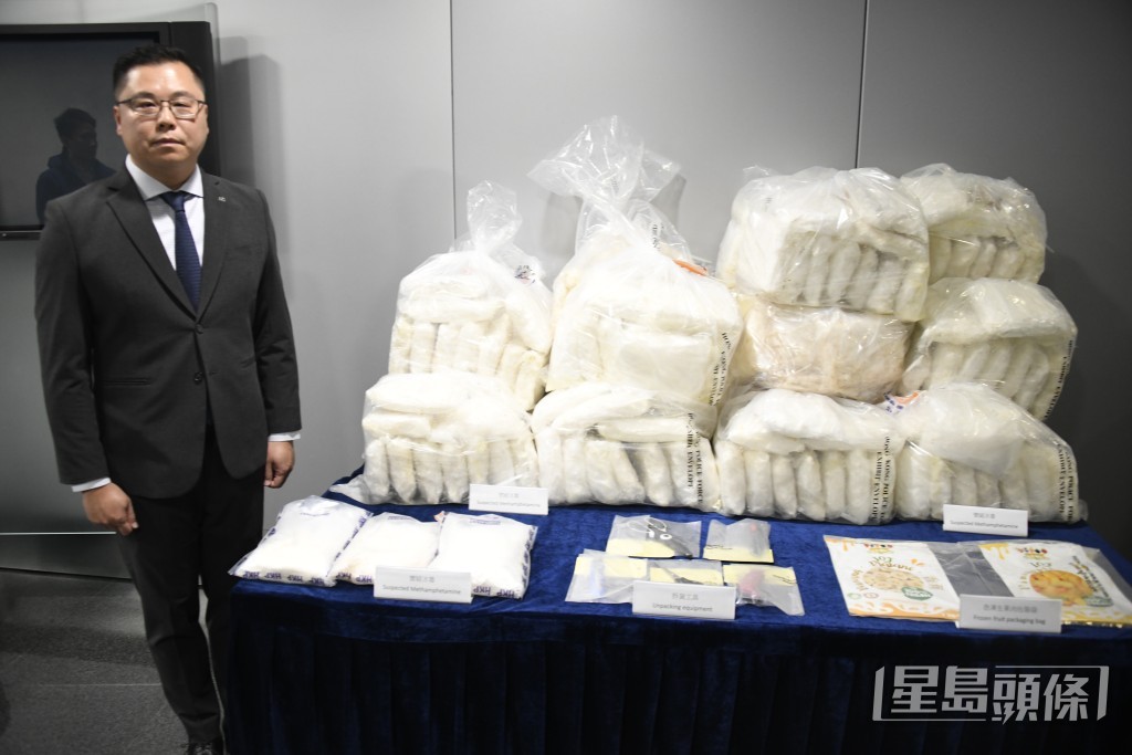 毒品調查科署理高級警司關駿軒講述破案詳情。楊偉亨攝 毒品調查科署理高級警司關駿軒講述破案詳情。楊偉亨攝