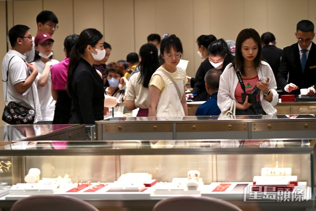 大批旅客到金舖看金器。蘇正謙攝 大批旅客到金舖看金器。蘇正謙攝