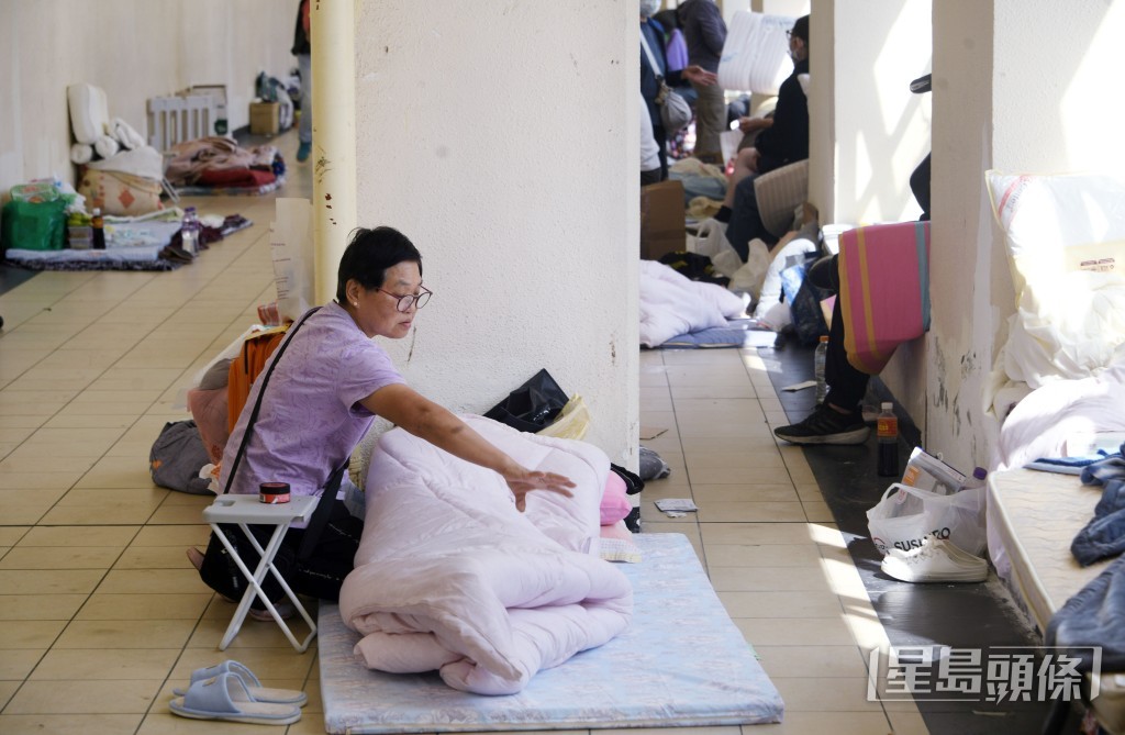 居民在廣福商場露宿。陳浩元攝 居民在廣福商場露宿。陳浩元攝