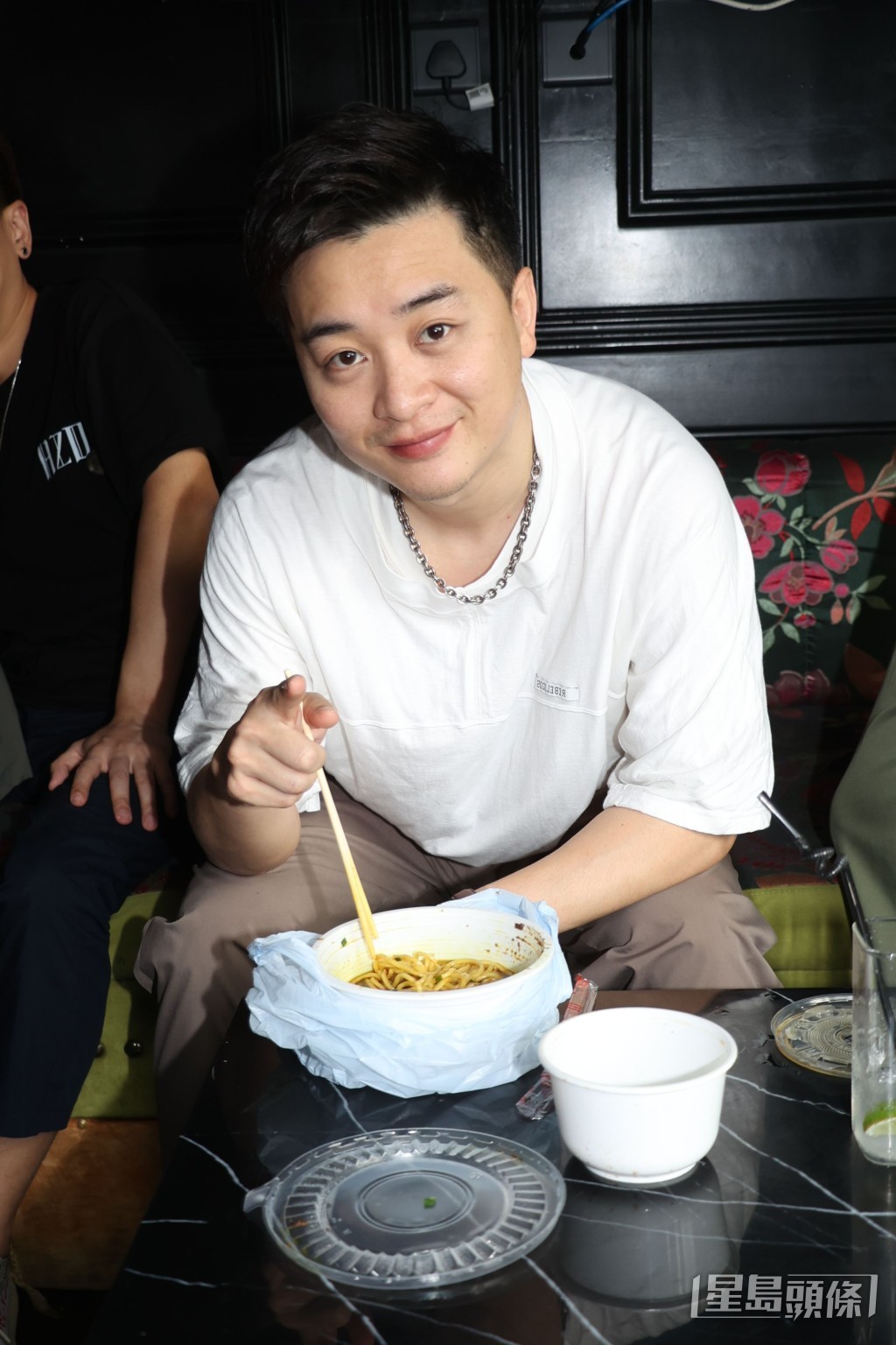 谭辉智买得一碗车仔面“自队”。 谭辉智买得一碗车仔面“自队”。