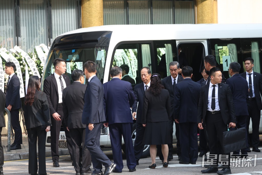 治丧委员会主任石泰峰(中)。 治丧委员会主任石泰峰(中)。