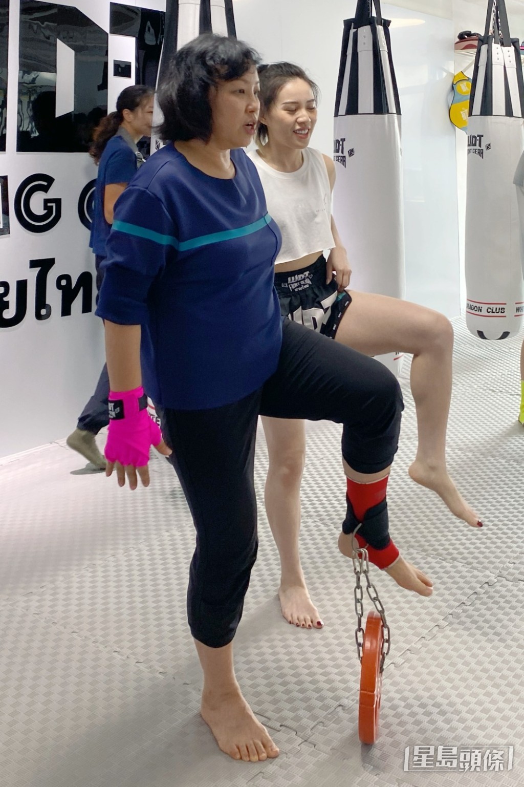 楊詩敏腳上有鐵餅，練習從來沒有使用過的肌肉群。