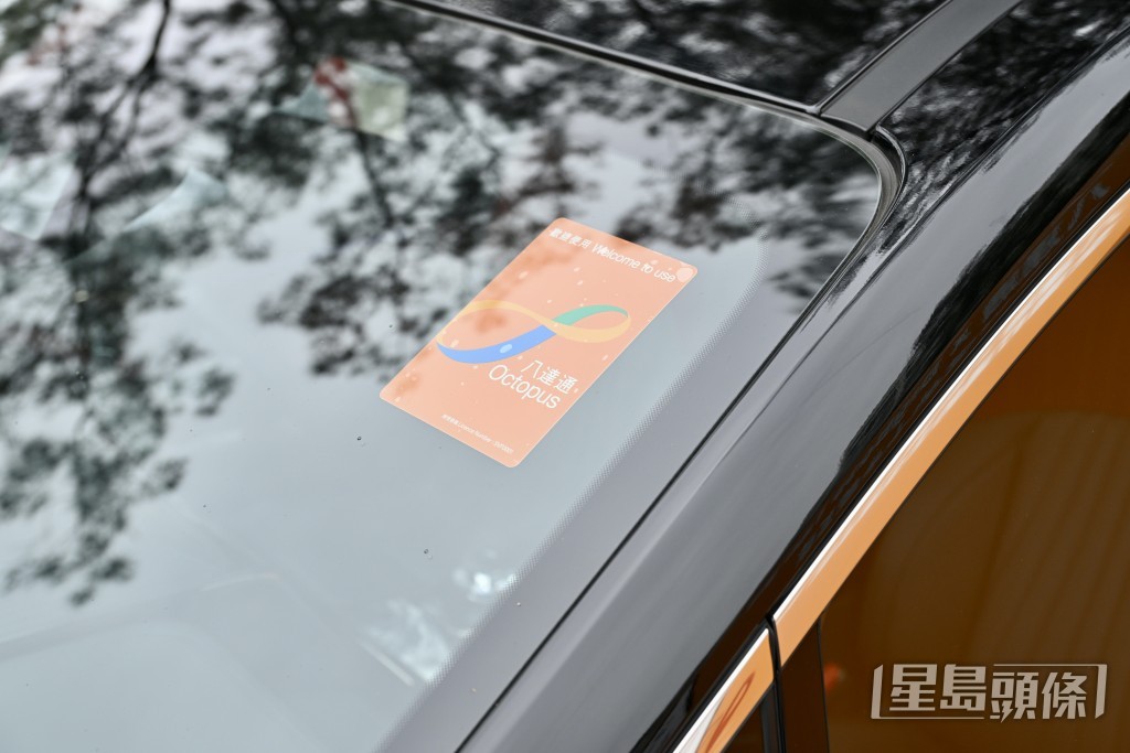 乘客可透過「八達通」應用程式,預約的士車隊服務。劉駿軒攝 乘客可透過「八達通」應用程式,預約的士車隊服務。劉駿軒攝