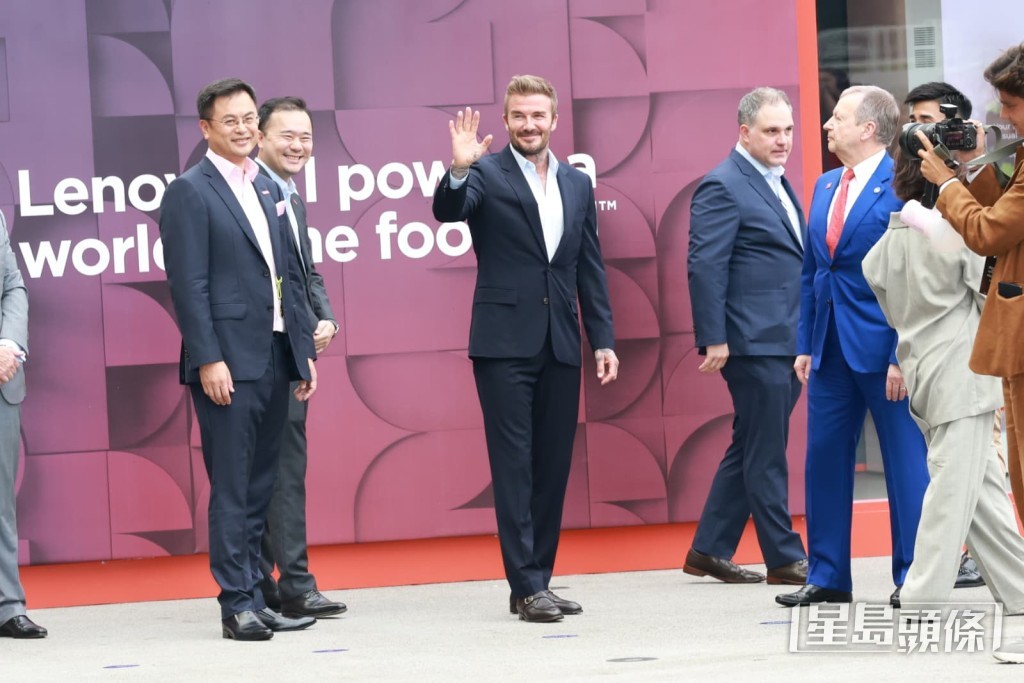 揮手打招呼。 揮手打招呼。