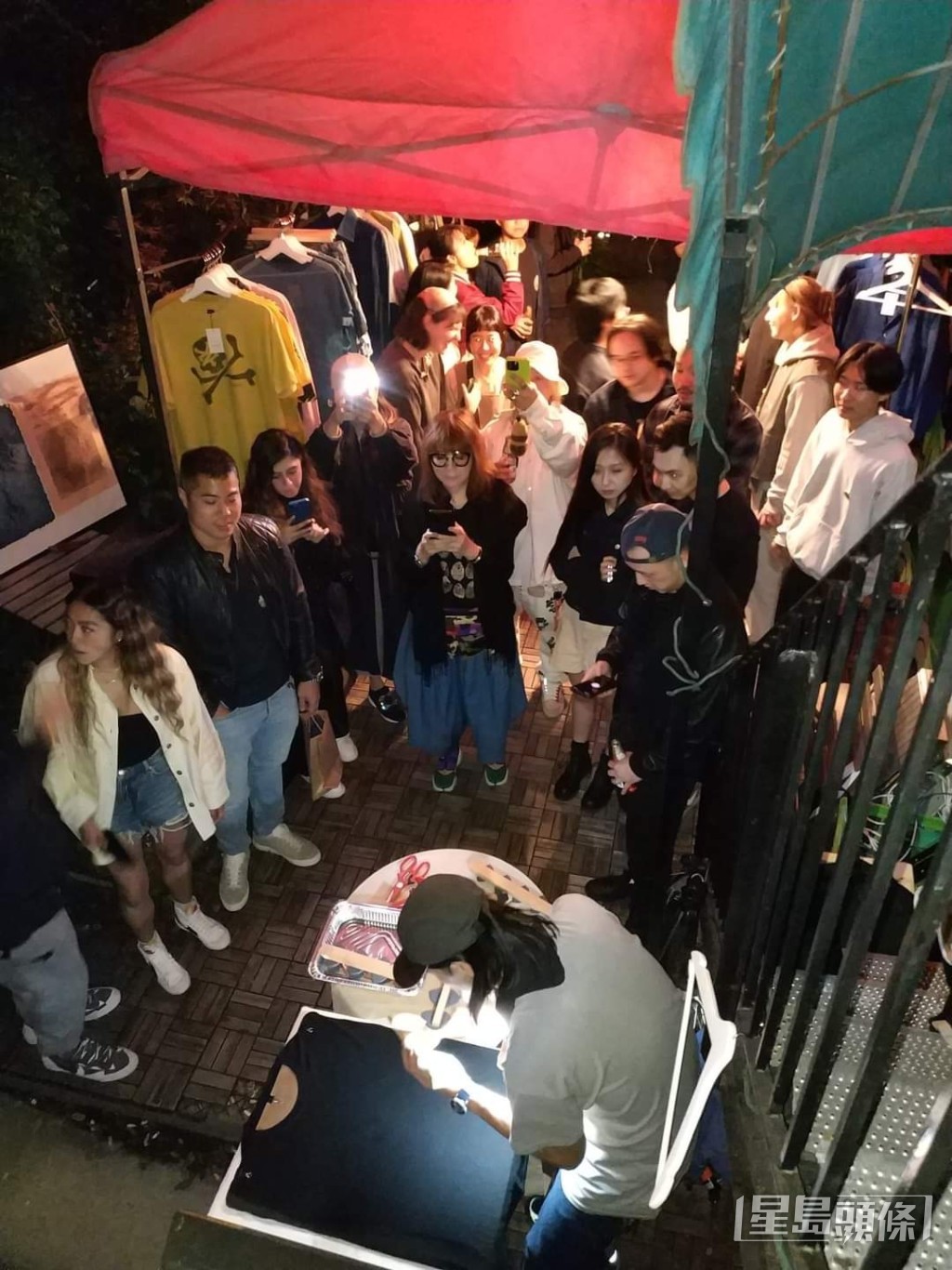 自家時裝品牌Pop Up Store吸引好多有消費力嘅潮人。 自家時裝品牌Pop Up Store吸引好多有消費力嘅潮人。