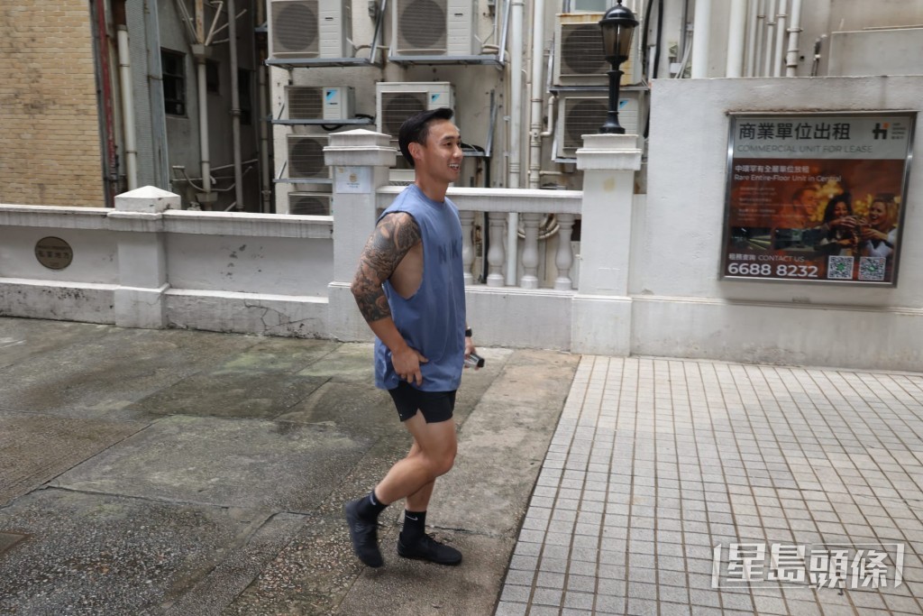 阿Sa老公林俊賢（Elvis）聽到記者講恭喜，他不知所措帶笑揮手想避開鏡頭。