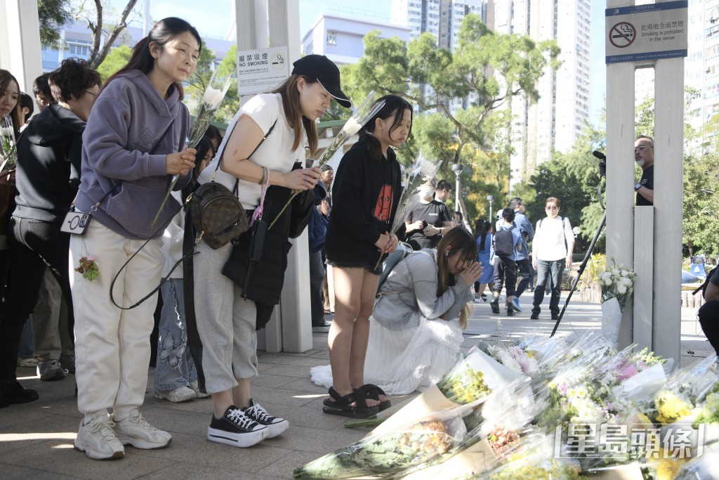 有民眾自發到大埔宏福苑外獻花。 有民眾自發到大埔宏福苑外獻花。