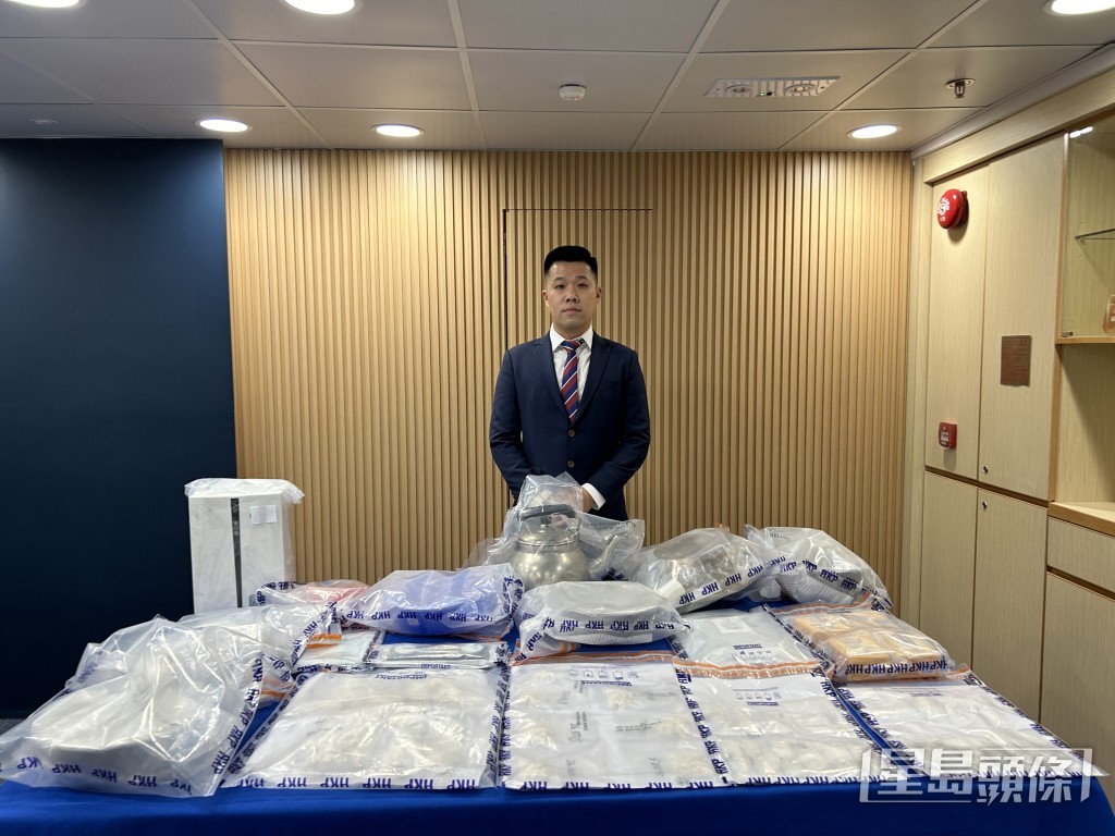 警方展示涉案證物。曾志恆攝