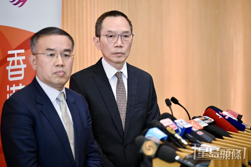 政府今日刊憲停任陳嘉信（右）政府物流服務署署長職務。資料圖片