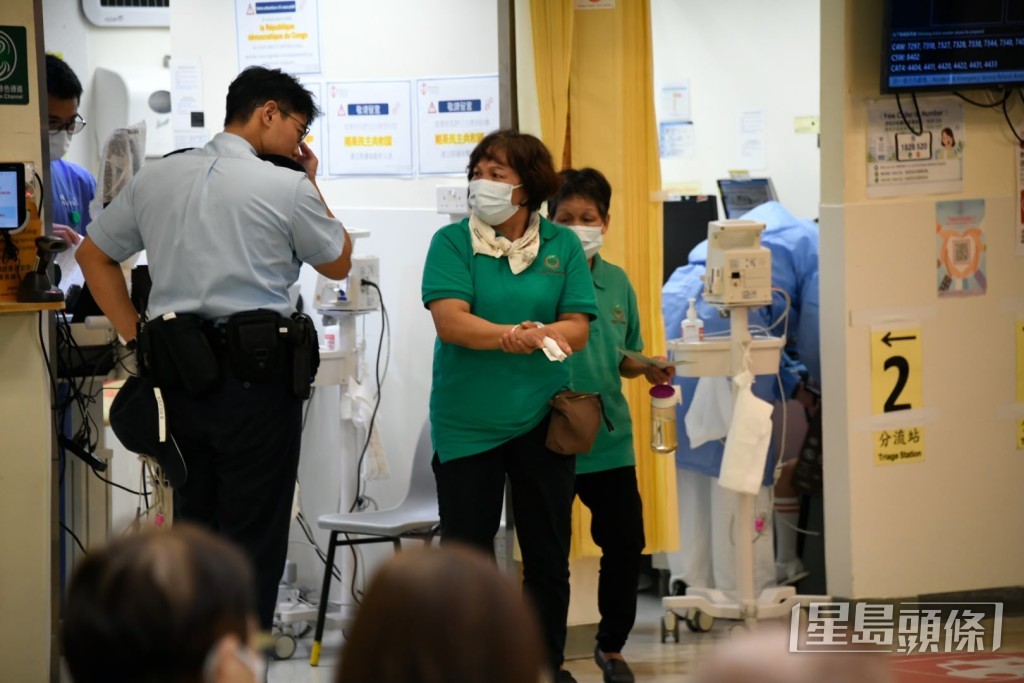 女工手指受傷送院。楊偉亨攝 女工手指受傷送院。楊偉亨攝