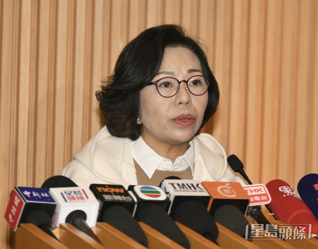 民青局局長麥美娟表示,租金補助會分兩期發放,每期發放7.5萬元,預計在本月20日起透過「一戶一社工」機制陸續發放。 民青局局長麥美娟表示,租金補助會分兩期發放,每期發放7.5萬元,預計在本月20日起透過「一戶一社工」機制陸續發放。