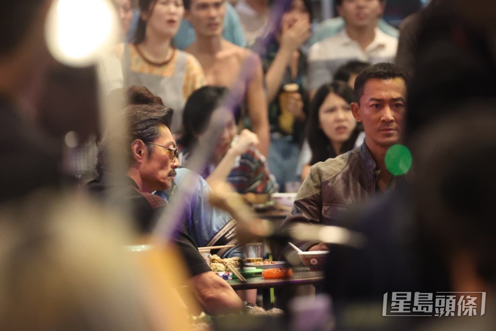 林峯和劉俊謙以及「Tiger哥」黃德斌坐在旁邊的大排檔。