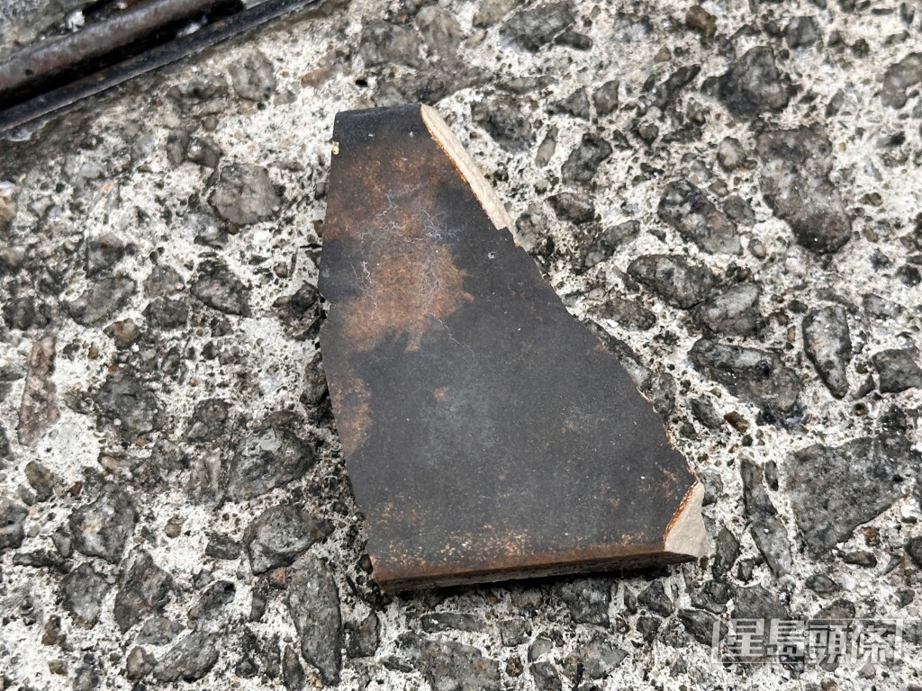 墮下的外牆瓦片。梁國峰攝