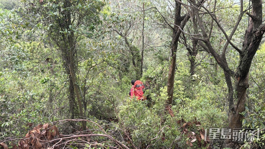救援人員繼續在大棠集合上山搜救。梁國峰攝