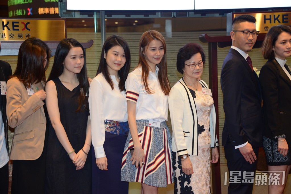 （左二起）五妹黃曉琪、三妹黃麗茵、黃翠如及母親一起出席爸爸公司的上司儀式。  ​