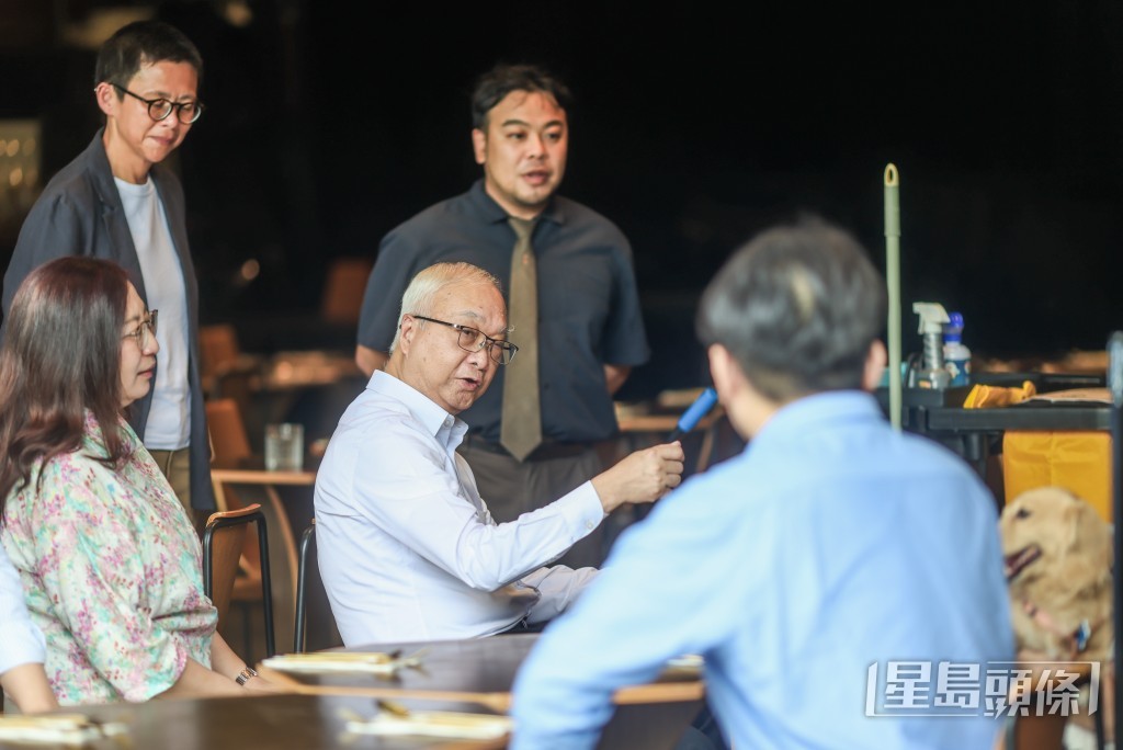 一行人與餐廳負責人交流。 一行人與餐廳負責人交流。