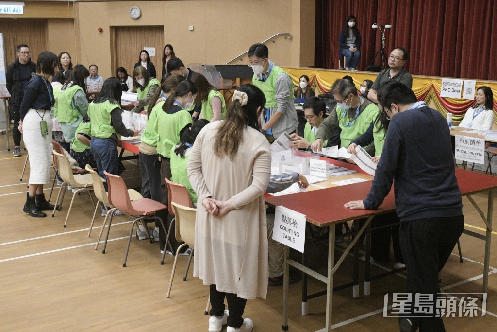 皇仁書院點票站點票情況。 陳浩元攝 皇仁書院點票站點票情況。 陳浩元攝