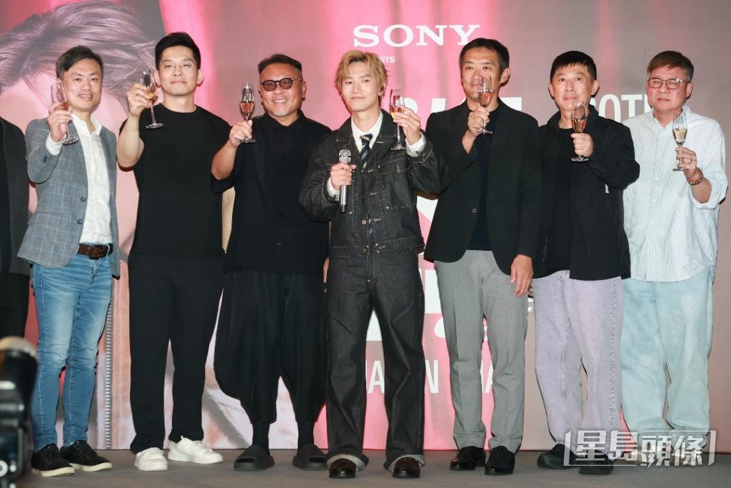 和演唱會幕後團隊祝酒。