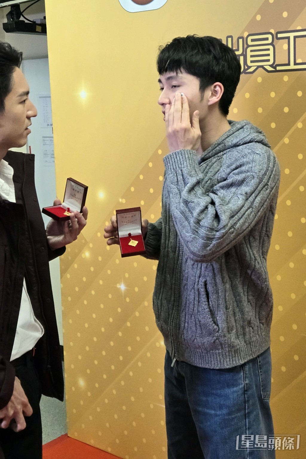 周嘉洛面上貼了TVB LOGO。