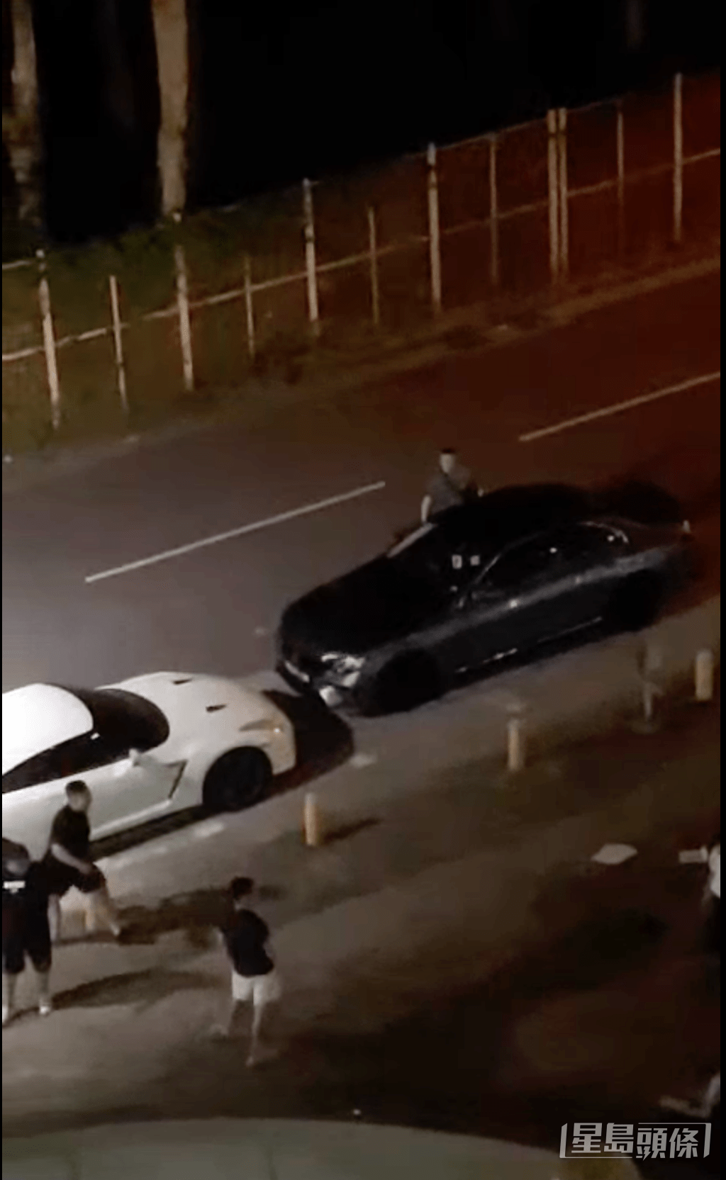 黑衣男子對保安員大聲呼喝。網上片段截圖