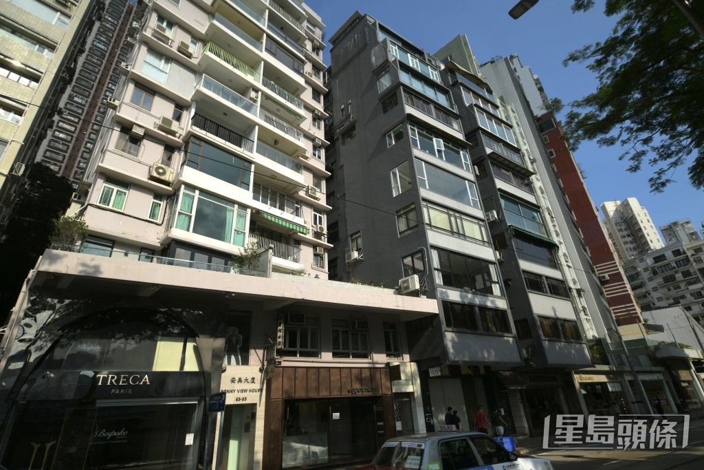 安美大廈(左面大廈)現址為一幢樓高13層的商住舊樓,地下為商舖,樓上為住宅樓層。 安美大廈(左面大廈)現址為一幢樓高13層的商住舊樓,地下為商舖,樓上為住宅樓層。