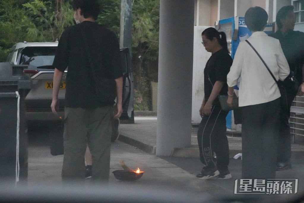 按照傳統習俗,親友在正門外進行「過火盆」儀式,其後橫過馬路到對面的化寶爐焚燒祭品。 按照傳統習俗,親友在正門外進行「過火盆」儀式,其後橫過馬路到對面的化寶爐焚燒祭品。