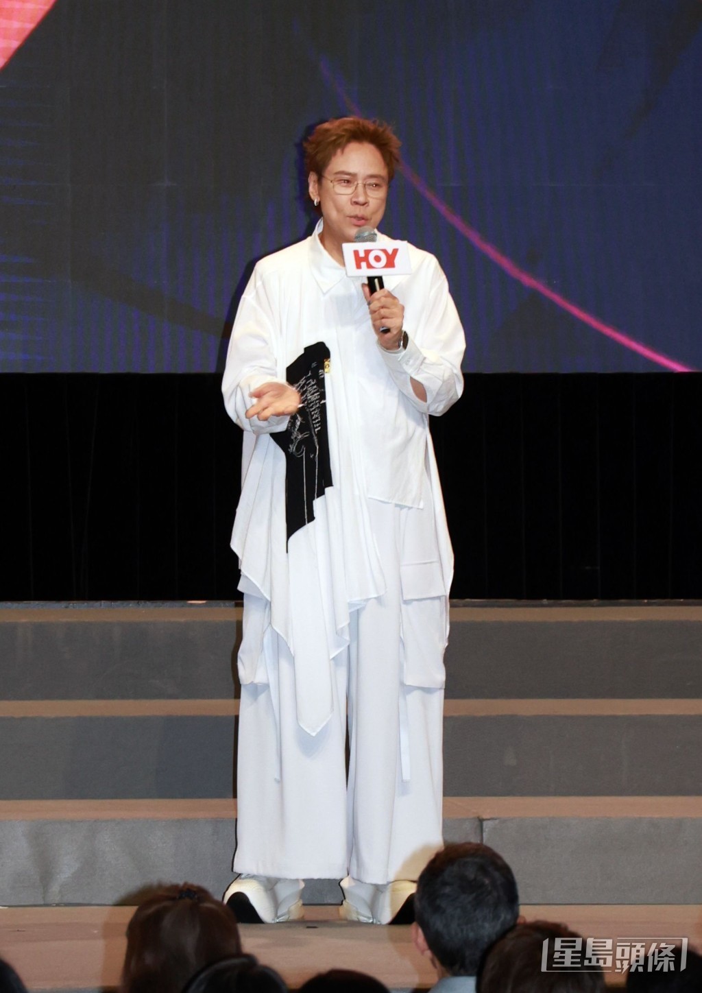 在台上介紹為HOY 主持的旅遊節目。