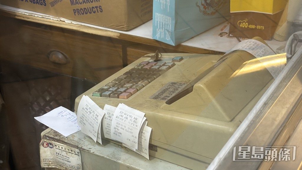 賊人從收銀機擸走約1萬元現金。梁國峰攝