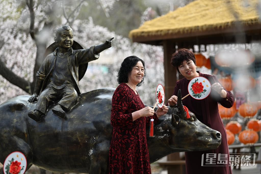 內蒙古呼和浩特於賞花季活動中，加入漢服巡遊、民樂演奏及非遺體驗等項目。中新社