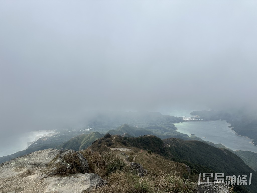 鳳凰山頂大霧不宜降落吊運傷者。梁國峰攝 鳳凰山頂大霧不宜降落吊運傷者。梁國峰攝