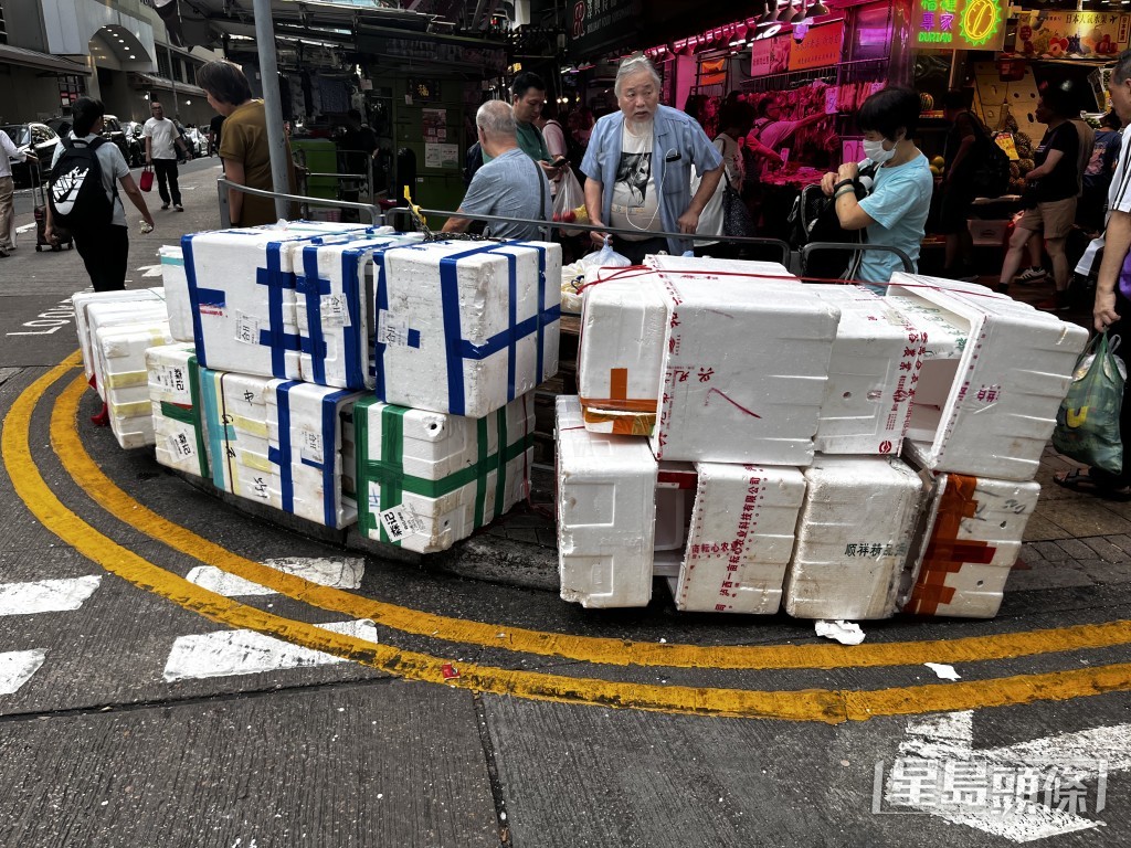 深水埗北河街市附近道路亦堆滿隨處丟棄的垃圾及發泡膠箱。 深水埗北河街市附近道路亦堆滿隨處丟棄的垃圾及發泡膠箱。
